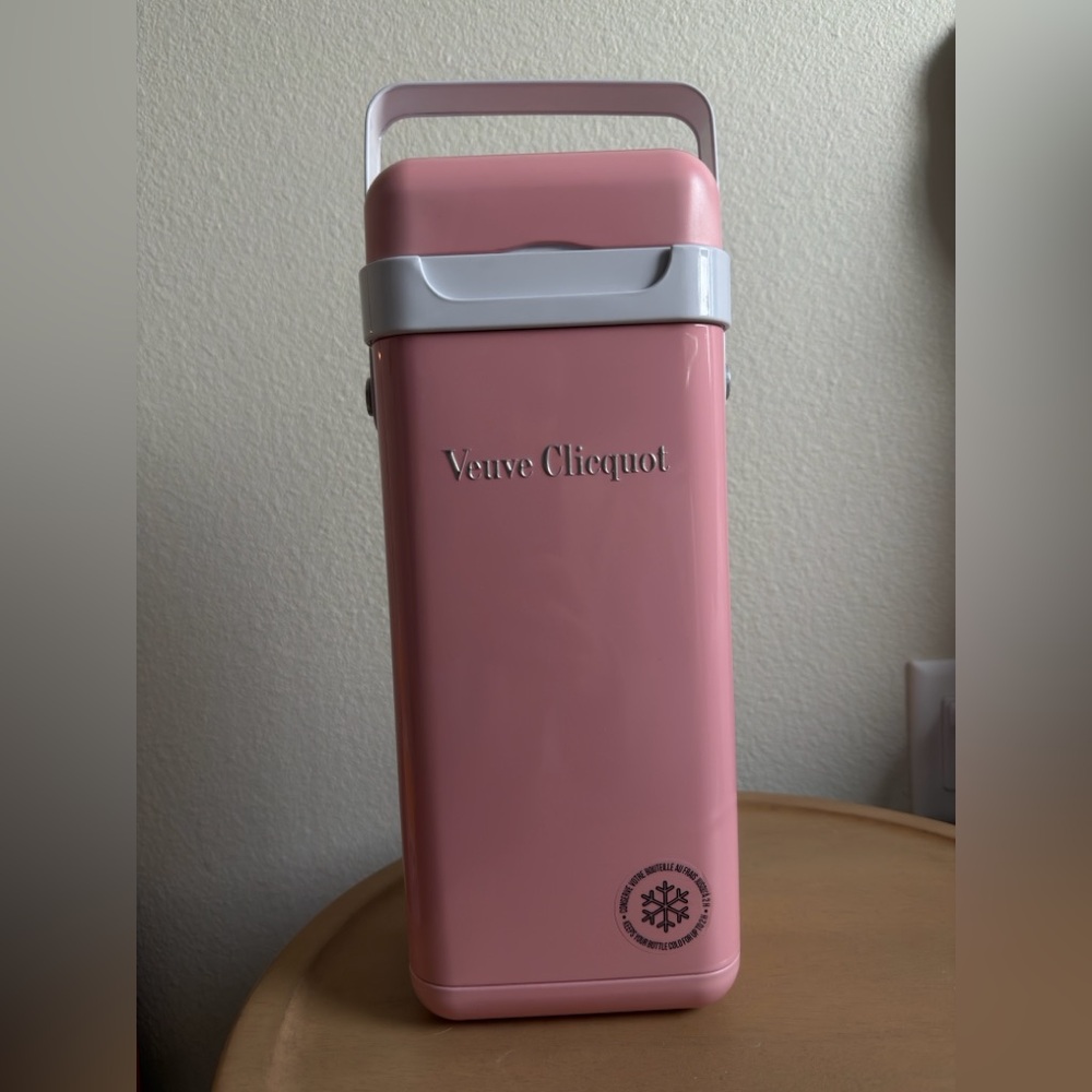 NEW authentic VEUVE CLICQUOT ROSE COOLER - Picture 4 of 9